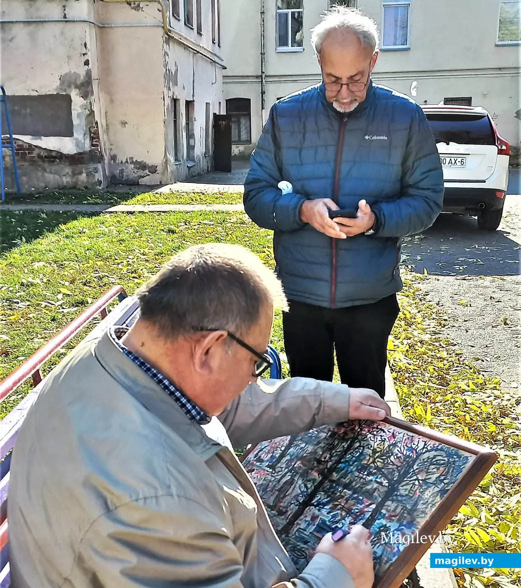 Осень 2021 года. Могилев, дворик по ул. Ленинской. Рисует Сергей Панков, с телефоном – Алик Кузькин.