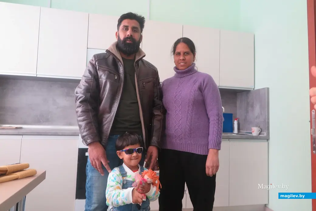 Зима 2024 г. Могилев, Кризисный центр Красного Креста. Герои материала на кухне.