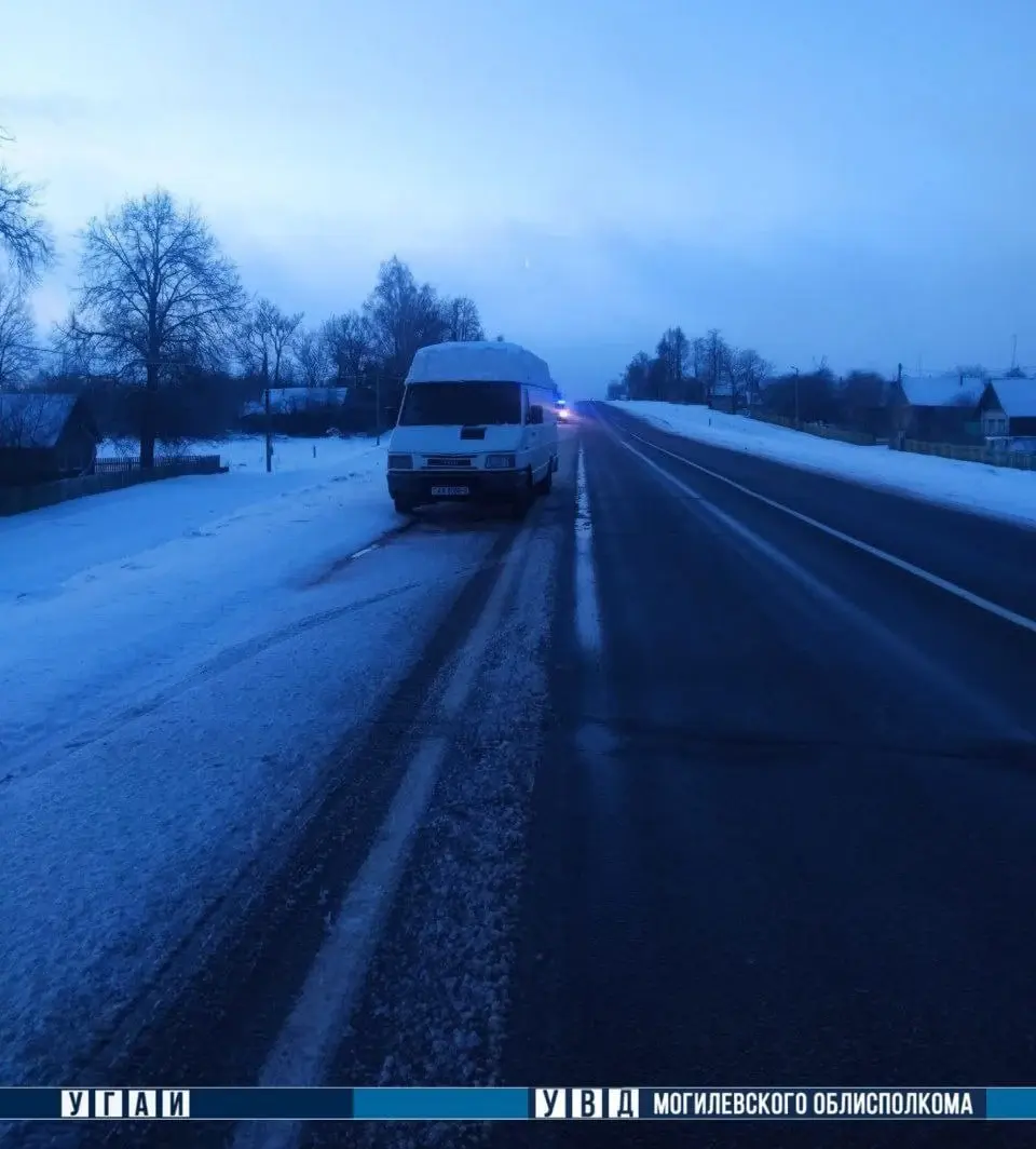 Февраль 2024 г., Шкловский район, д. Княжицы. ДТП с участием автомобиля Iveco и нетрезвого пешехода.
