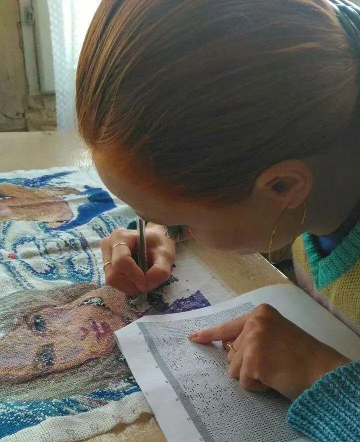 Алла Шилкина-Великанова за работой. Фото Виталия Шилкина.