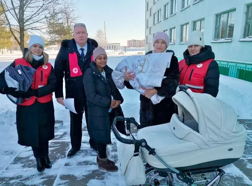 Зима 2024 г. Могилев, детская больница. Сотрудники Красного Креста помогли уроженке Эфиопии и материально, и морально.