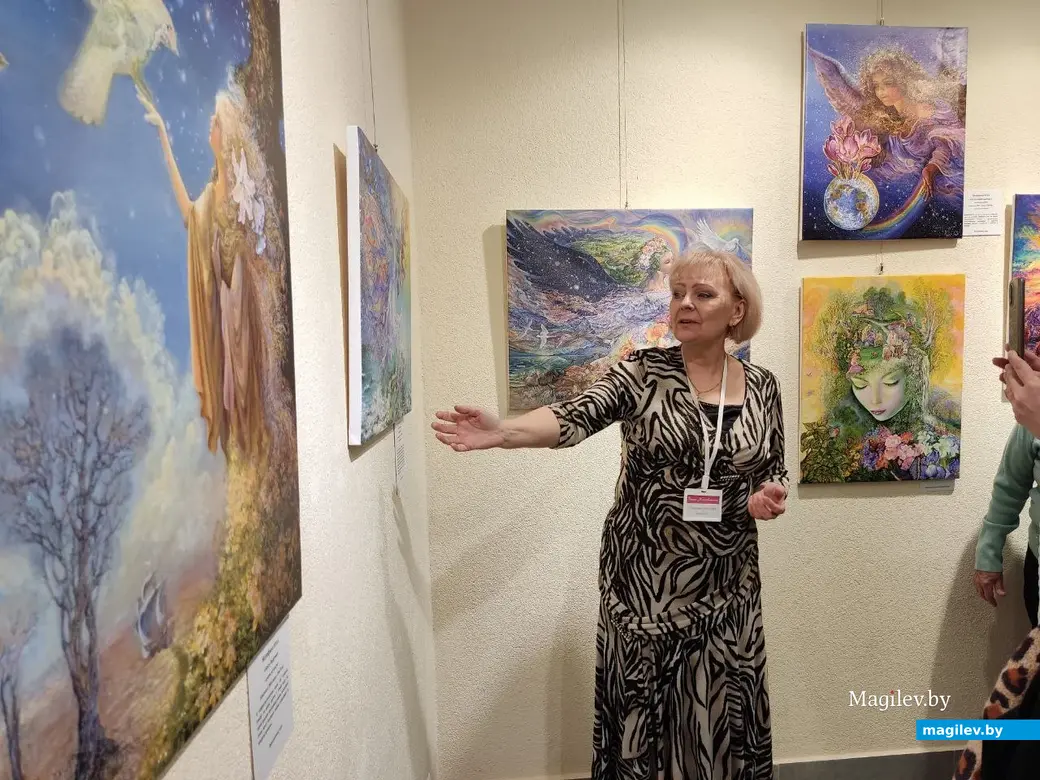 9.02.2024 г. Могилев, выставочный зал. На открытии арт-проекта «Вечная женственность». Первым посетителям о картинах и их авторах рассказала организатор выставки