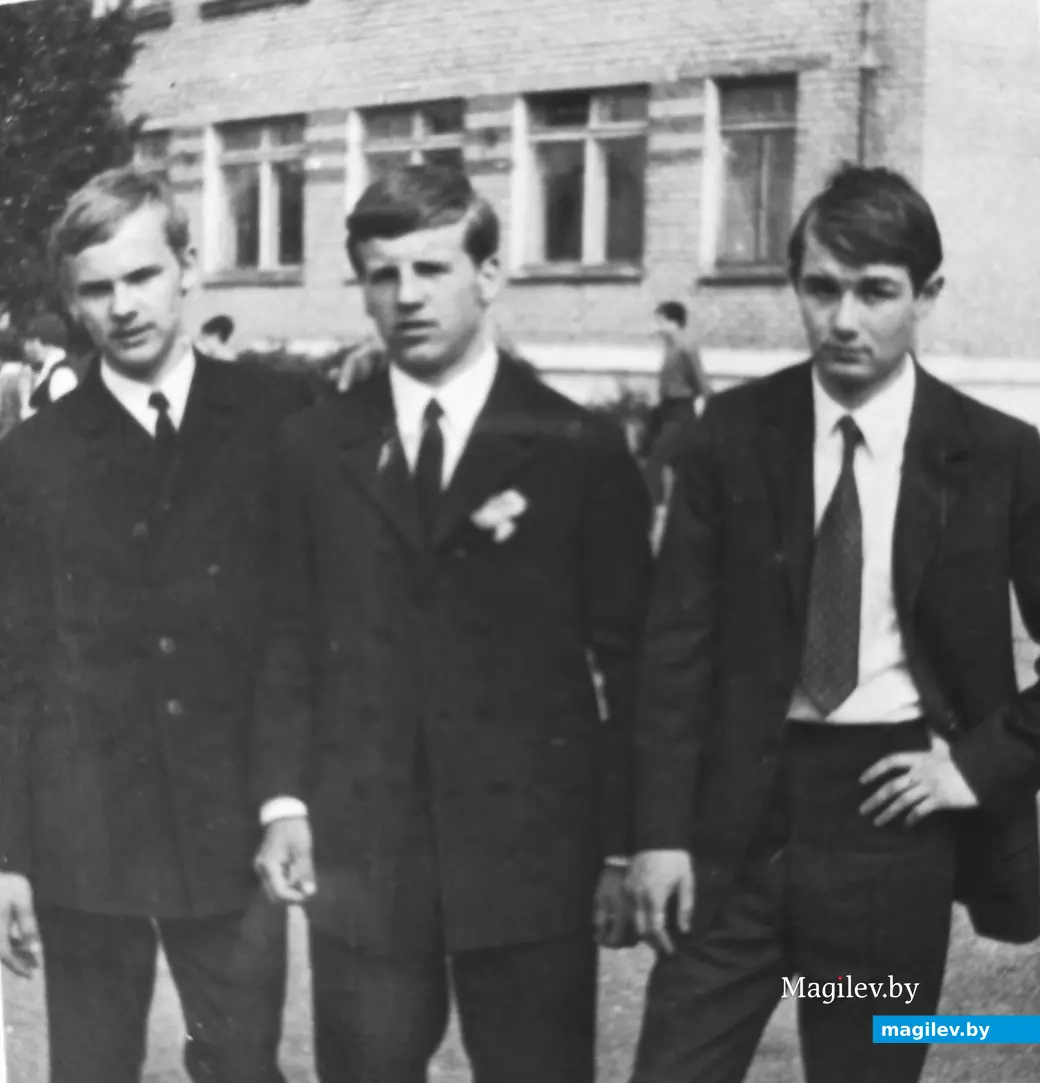 1972 год, Могилев. Владимир Титов (слева) со своими школьными товарищами у входа в СШ №23.