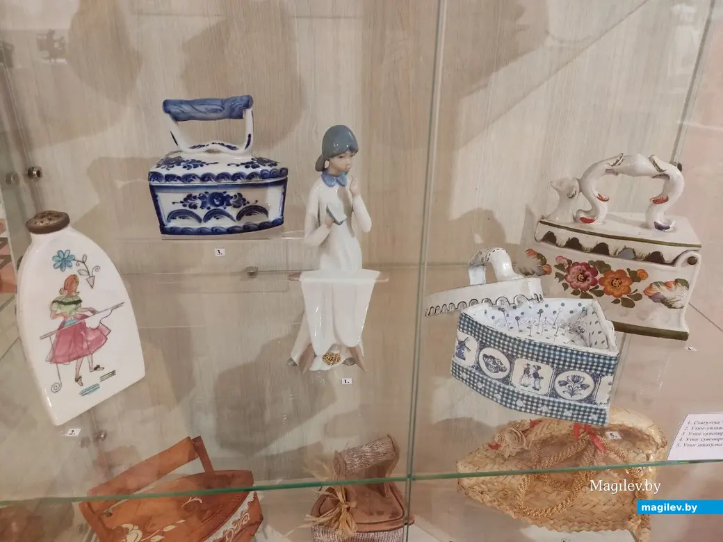 9.02.2024 г. Могилев, музей этнографии. Выставка «Летопись утюга: разгладим страницы». Есть в коллекции и сувенирные утюги. В частности, играющий роль игольницы