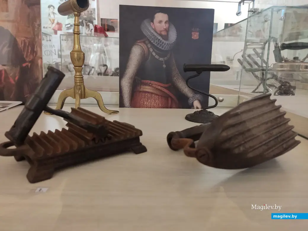 9.02.2024 г. Могилев, музей этнографии. Выставка «Летопись утюга: разгладим страницы». Без гофраторов и флуттеров мелкие складки жабо и кружевных оборок не не отгладить!