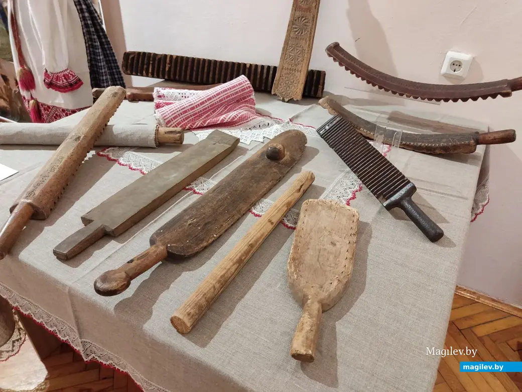 9.02.2024 г. Могилев, музей этнографии. Выставка «Летопись утюга: разгладим страницы». Такие приспособления для глажки одежды и сегодня можно найти на чердаках