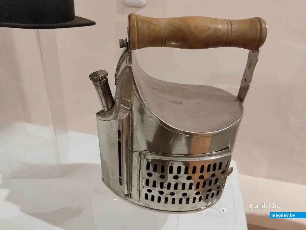 9.02.2024 г. Могилев, музей этнографии. Выставка «Летопись утюга: разгладим страницы». На фото угольный утюг, произведенный в Японии.