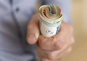 Директор учреждения культуры в Кличеве отнимал премии у своих подчиненных. Возбуждено уголовное дело