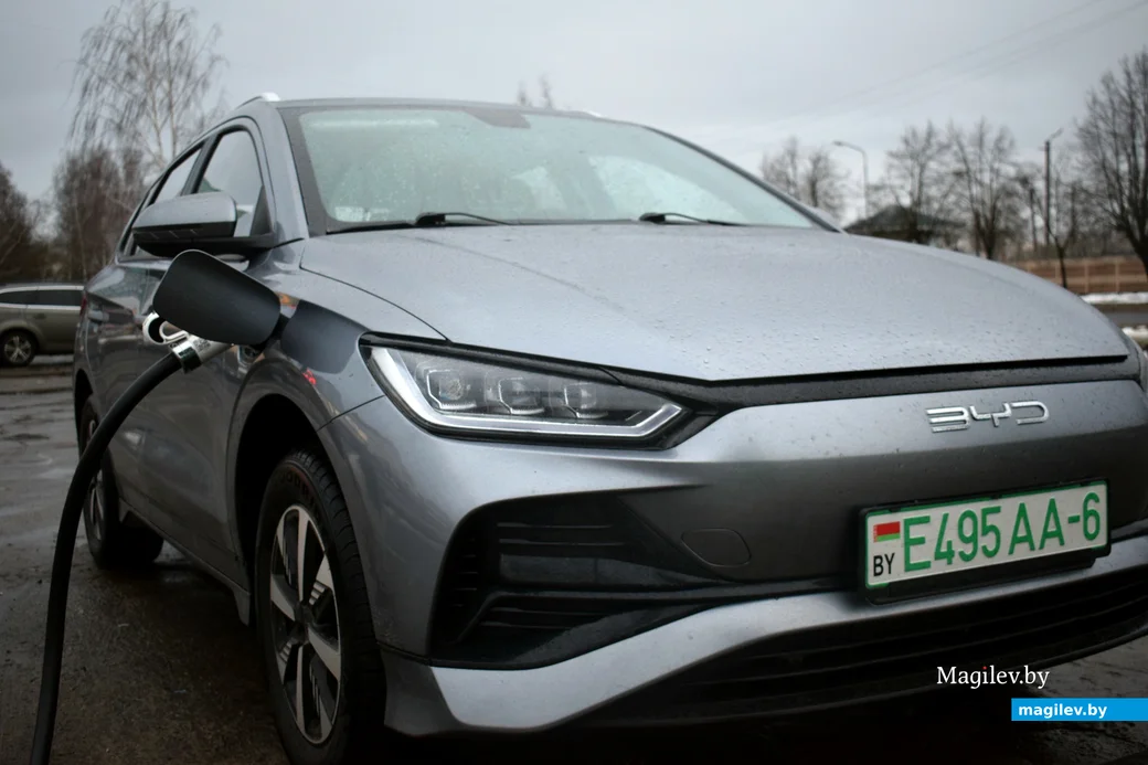 7.02.24, Бобруйск. Электромобиль «BYD E2» на зарядке.