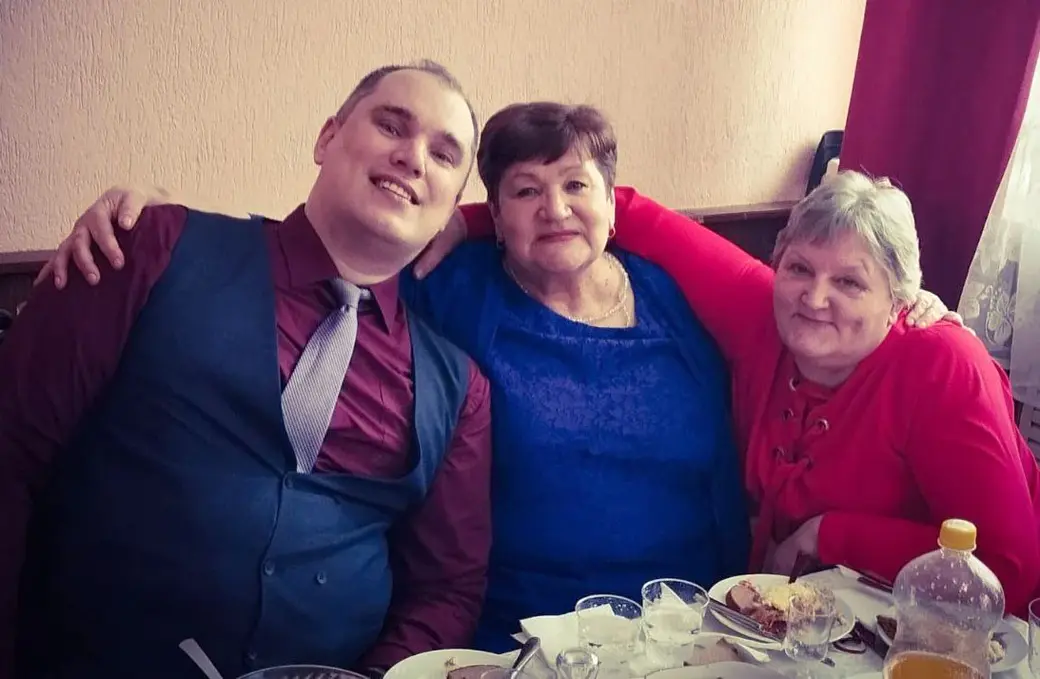 Юрий со своей мамой и мамой Дианы. Фото из семейного архива.