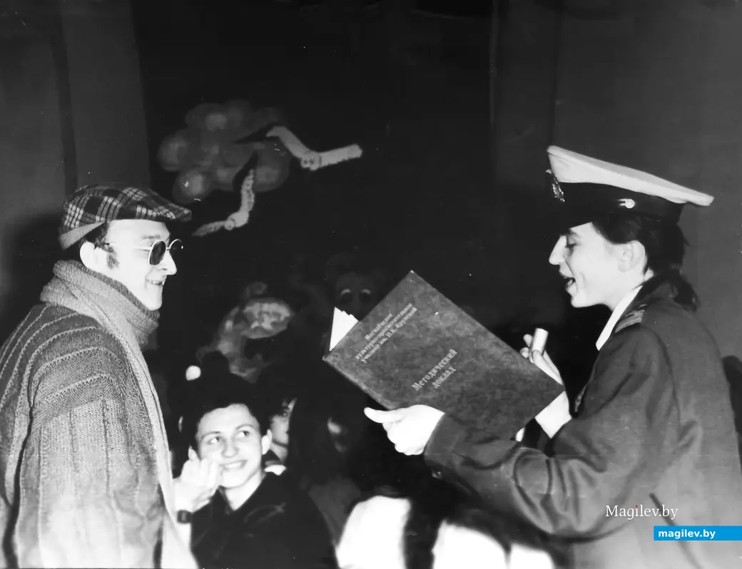 1990-е годы, Могилев, культпросветучилище. Игорь Адамович (слева) шутки, как видите, понимает.