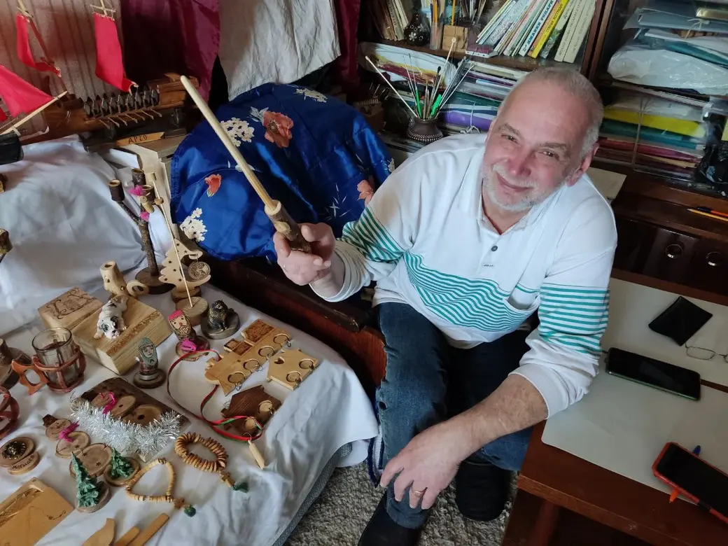 8.02.2024 г. Могилев. Геннадий Велицкий с волшебной палочкой Гарри Поттера. Пока еще не раскрашенной.