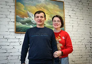 «Не знаю, как люди без работы живут». Как незрячий бобруйчанин работает, поет и любит