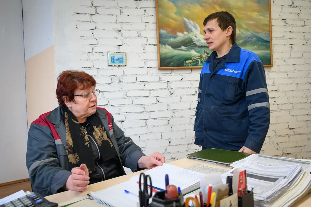 09.02.2024, Бобруйск, предприятие «Светоприбор». Александр Савицкий и мастер Алла Александровна Церна.