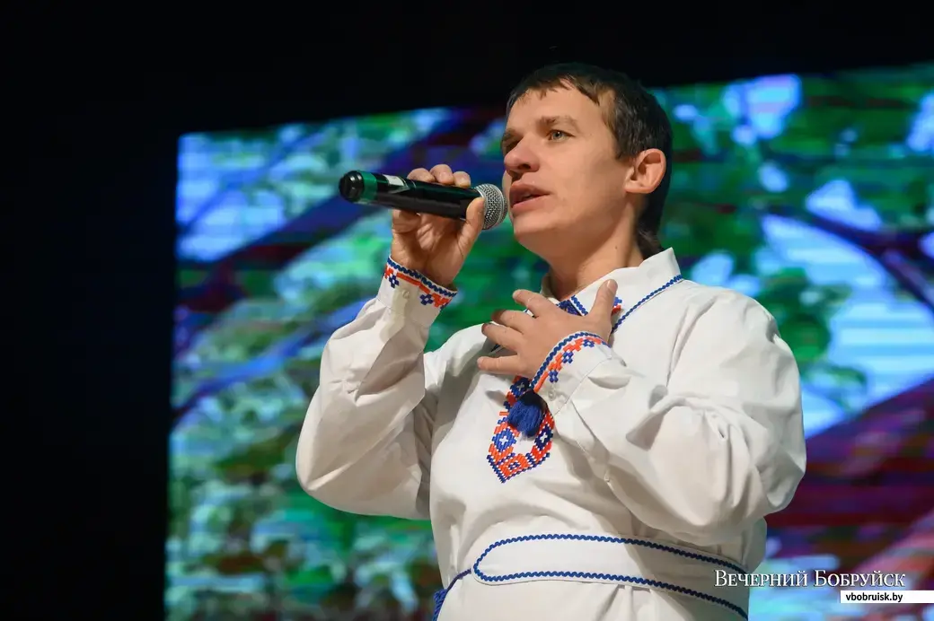 21.11.2023. Дворец искусств, Бобруйск. Александр Савицкий выступает на 10-ой инклюзивной ярмарке талантов «Под созвездием добра».