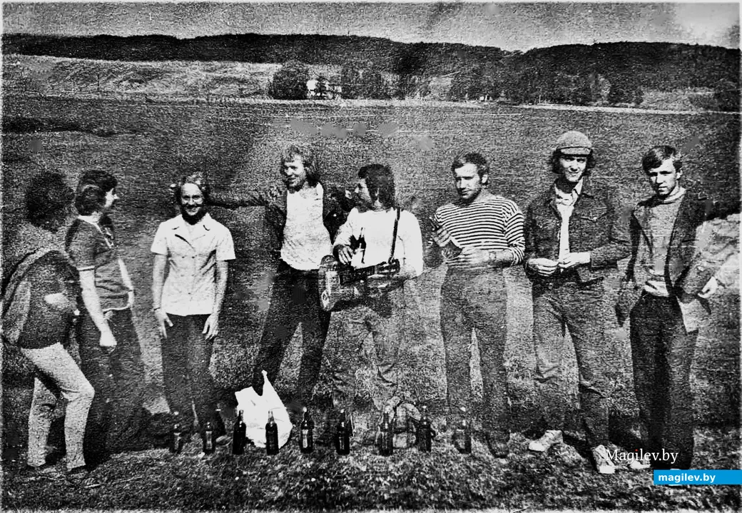 Осень 1973 года. В одной из деревень Могилевской области Слева четвертый – Виктор Поревой.