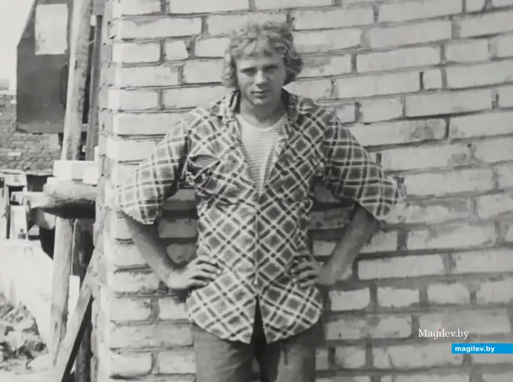 1970-е годы, Могилевский район. Витя у кирпичной стены.