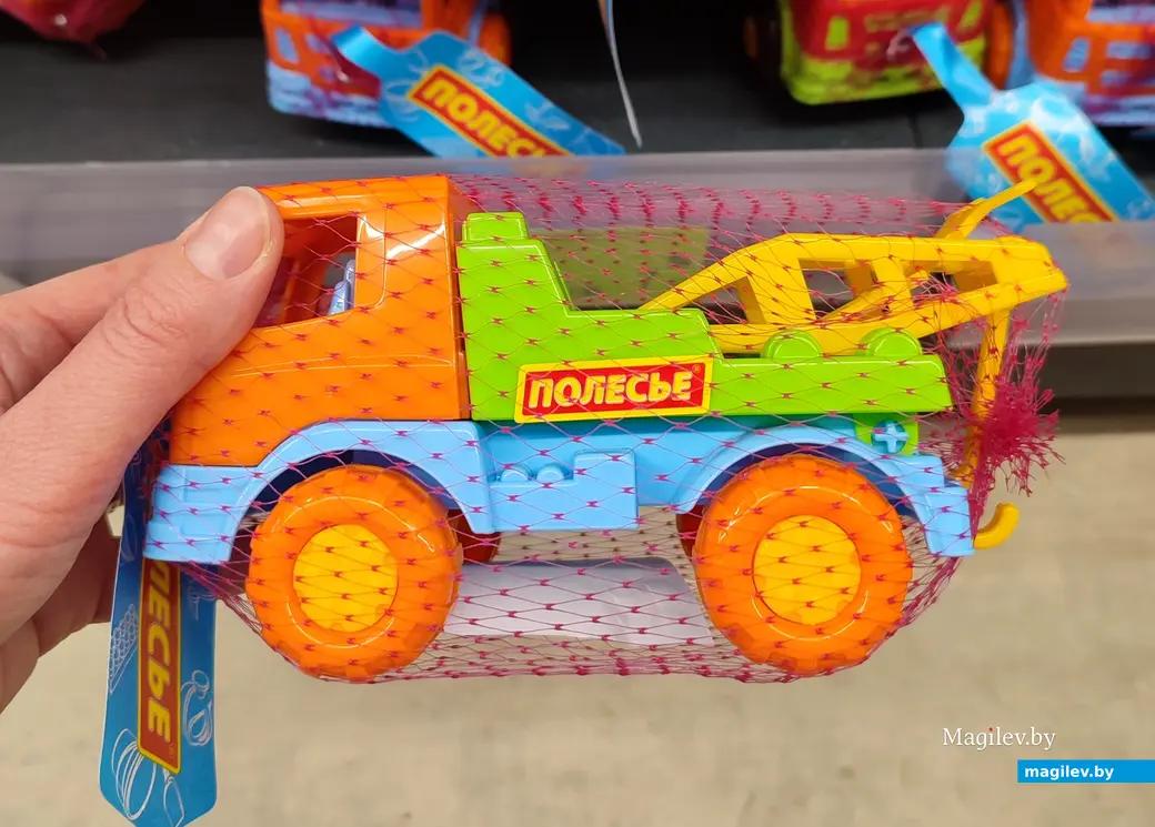 От машинок до горки. Что подарить годовалому ребенку и во сколько обойдутся подарки. Цена автомобиля на фото - 7.33.