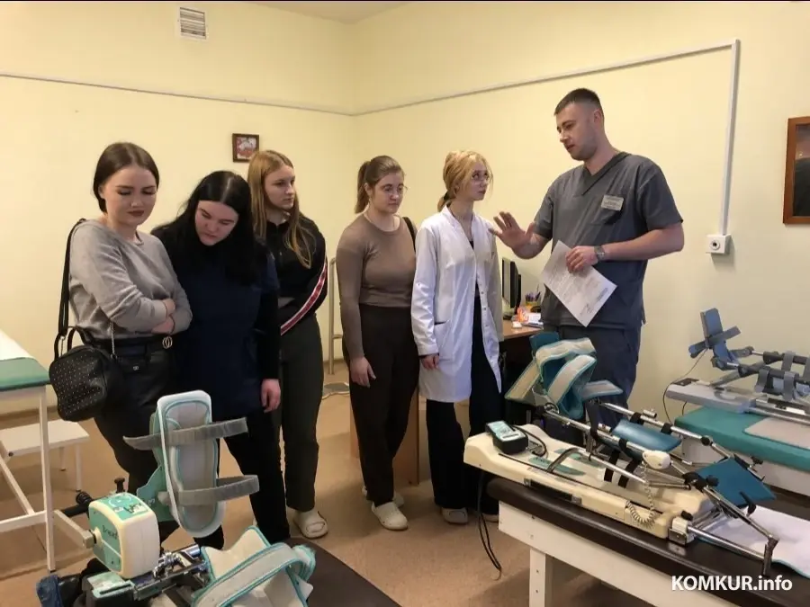 Январь 2024 года. Заведующий физиотерапевтическим отделением Роман Михайлович Рагунович знакомит учащихся медколледжа с кабинетом механотерапии.