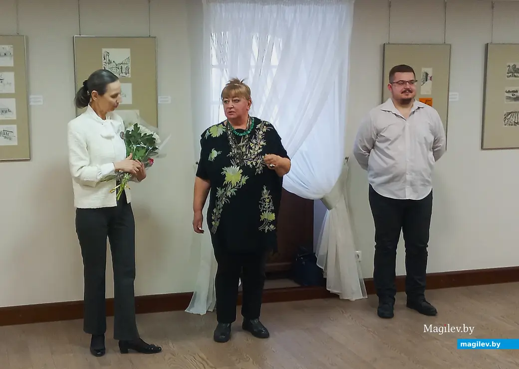 16.02.2024 г., Могилев, музей Бялыницкого-Бирули. Открытие выставки Галины Левиной «Город написан шагами». Своими эмоциями делится член Союза художников Беларуси Вера