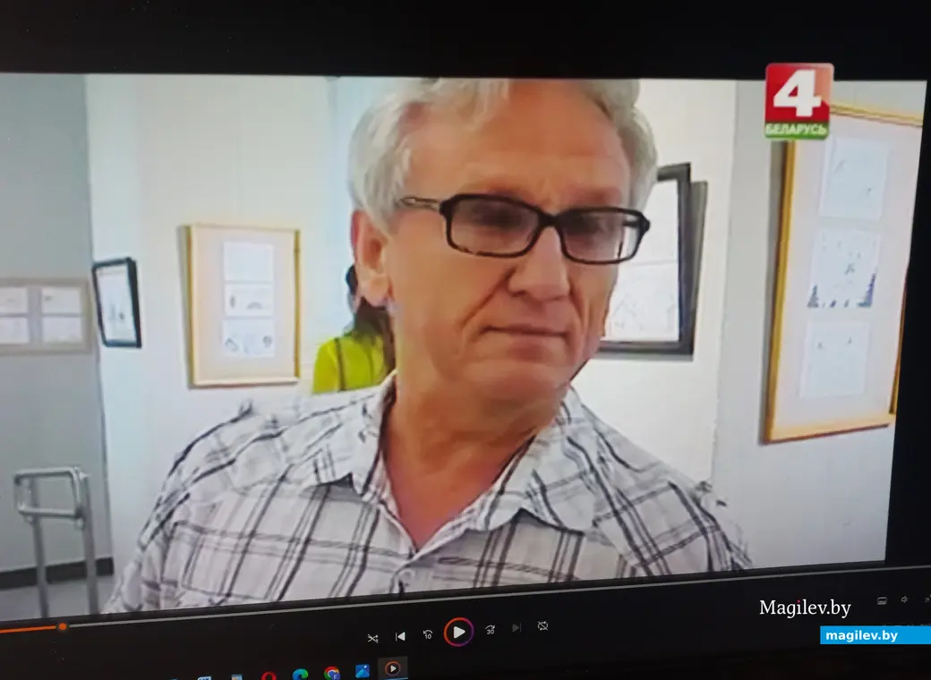 2017 год, Могилев, выставочный зал музея истории Могилева. Андрей Самойлов на выставке карикатур. Скриншот телепередачи.