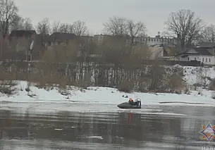 89-летний дедушка-рыбак из Полоцка решил порыбачить на Двине – и «прокатился» на льдине