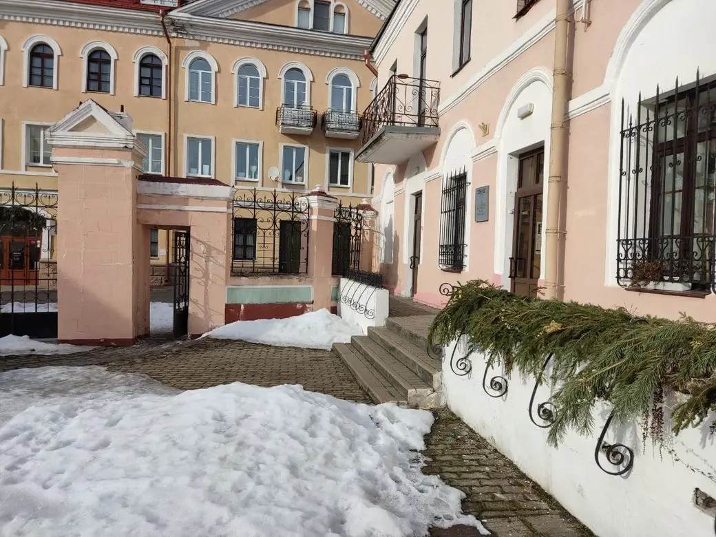 «Могилевоблтурист»: заходите в ворота, слева магазин «Галантея», напротив него (справа) офис компании.