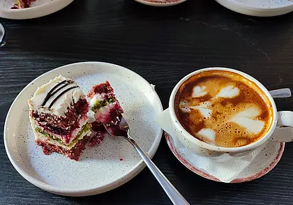 Хорошая музыка и пончики от заведения. Попили кофе в «Заварушке»