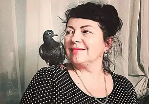 Узнает хозяйку и заигрывает с собакой