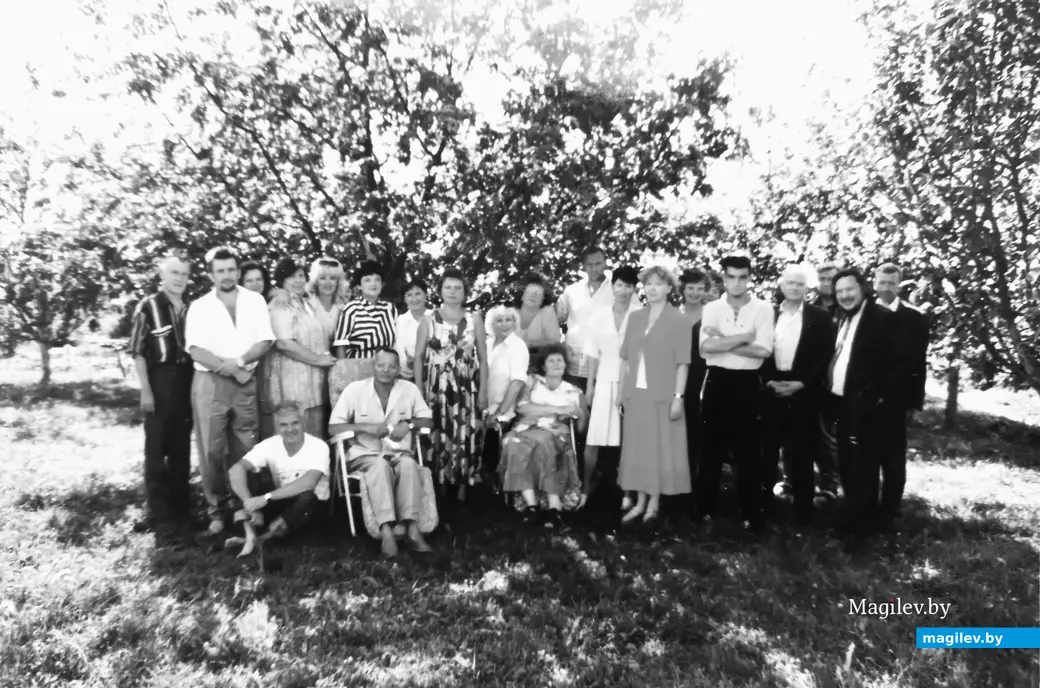 Начало 2000-х годов, недалеко от Могилева. Николай Рудковский слева сидит в белой майке. И улыбается.