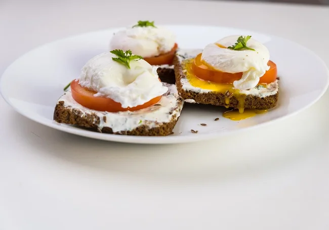 Как приготовить полноценный обед в офисе, если под рукой – только микроволновка и яйцо