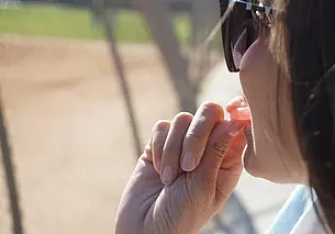 Что можно пожевать вместо мятной жвачки: 6 натуральных освежителей дыхания