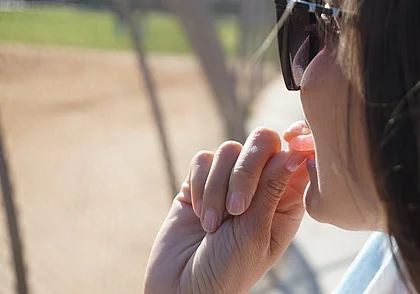 Что можно пожевать вместо мятной жвачки: 6 натуральных освежителей дыхания