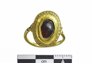 В Дании нашли 1500-летнее золотое кольцо эпохи франкских королей