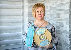 «В перспективе – часы с подсветкой, винные столики, сервировочные блюда». Как биолог из Бобруйска делает изделия из эпоксидной смолы