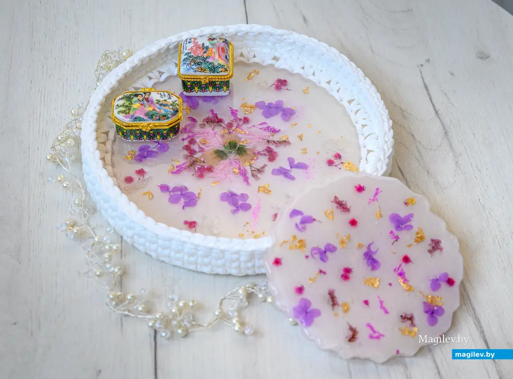 27.02.2024., Бобруйск. Марина Бобкова изготавливает декоративные украшения из эпоксидной смолы. Фото: Александр ЧУГУЕВ.