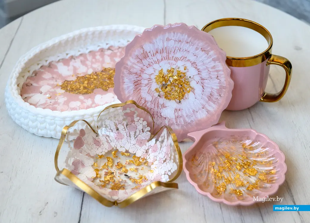 27.02.2024., Бобруйск. Марина Бобкова изготавливает декоративные украшения из эпоксидной смолы. Фото: Александр ЧУГУЕВ.