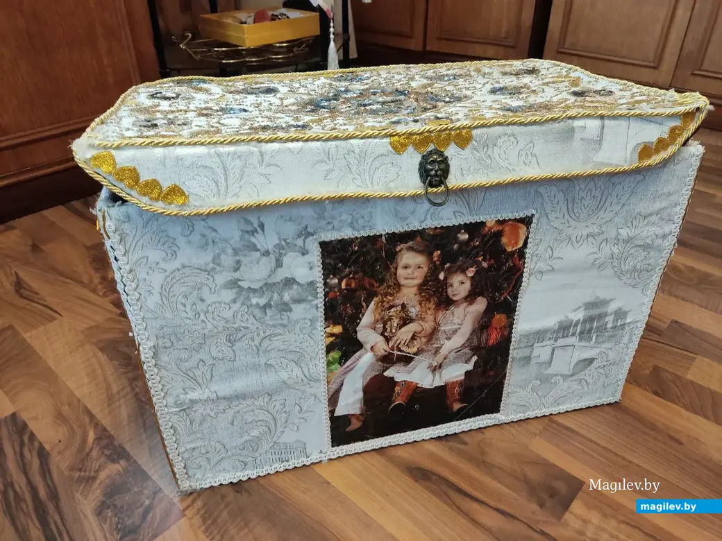 11.02.2024 г. Этот сундук для концертных нарядов мастерица придумала и сделала сама