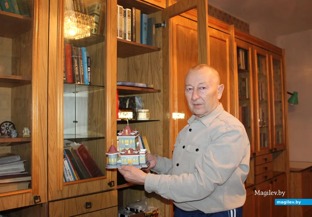 Февраль 2024 года. Мастер на все руки Виктор Иванович Гаврюшенко и переделанный им мебельный гарнитур.