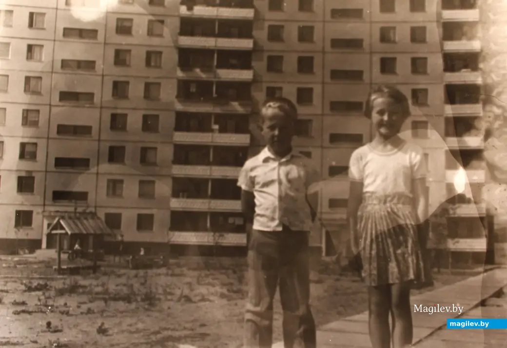 Андрей и Надежда Гаврюшенко во дворе дома №29 по улице Мовчанского. Фото 1980-х.