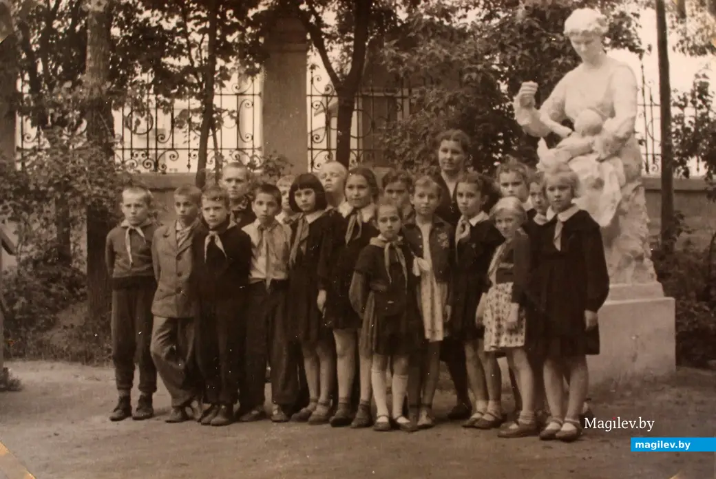 Эльза Иванчикова с одноклассниками (4 класс средней школы №3) в парке Горького Могилева. Начало 1960-х.