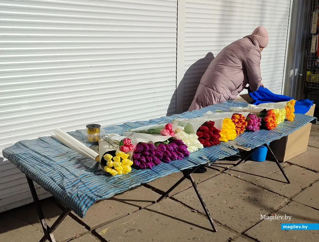 Восьмое марта на носу. В Могилеве начали продавать тюльпаны и мимозу. 6 марта 2024 года.
