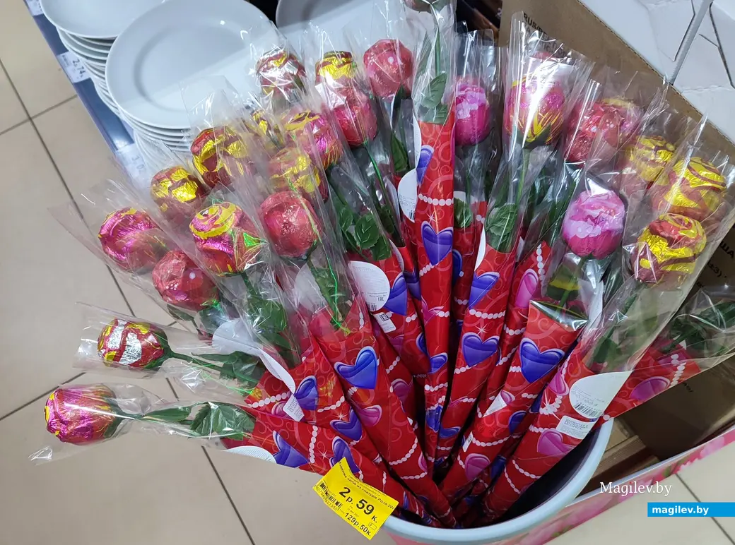 Восьмое марта на носу. В Могилеве начали продавать тюльпаны и мимозу. 6 марта 2024 года.