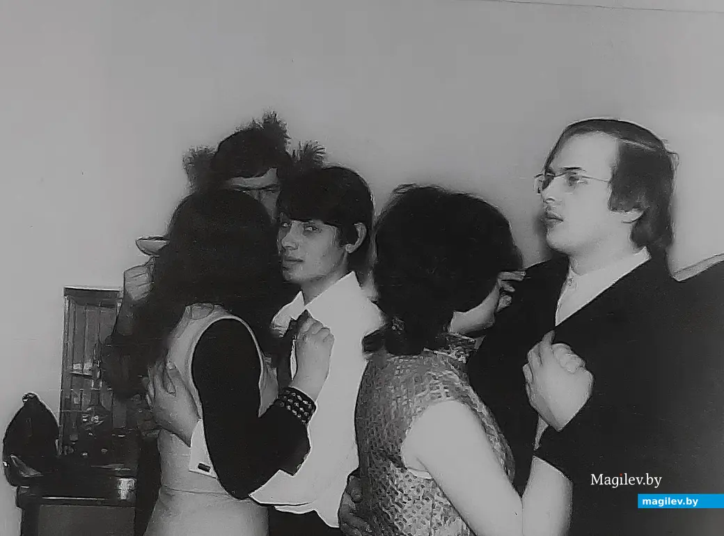 8 марта 1973 года, Могилев. Вечер в разгаре (справа, в очках Витя Гришечко, на дальнем плане, за танцующей парой, Паша Чубин).