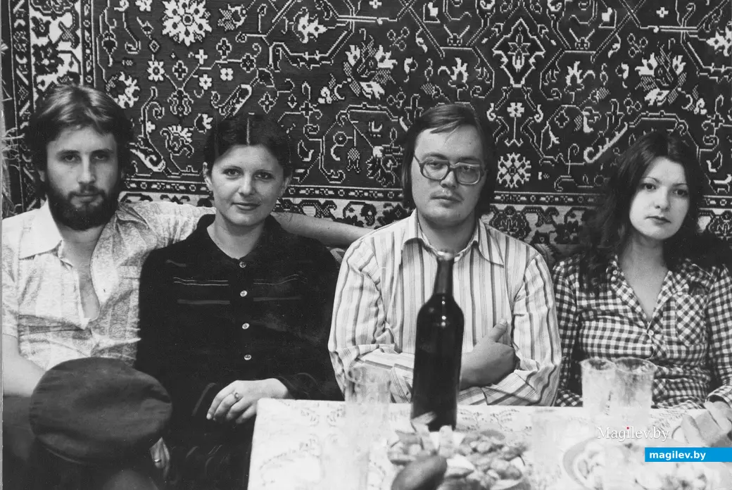 8 марта 1978 г., Могилев. Знаменитый «галстук» Васи Мака (второй справа) никак не портит общую предпраздничную обстановку.