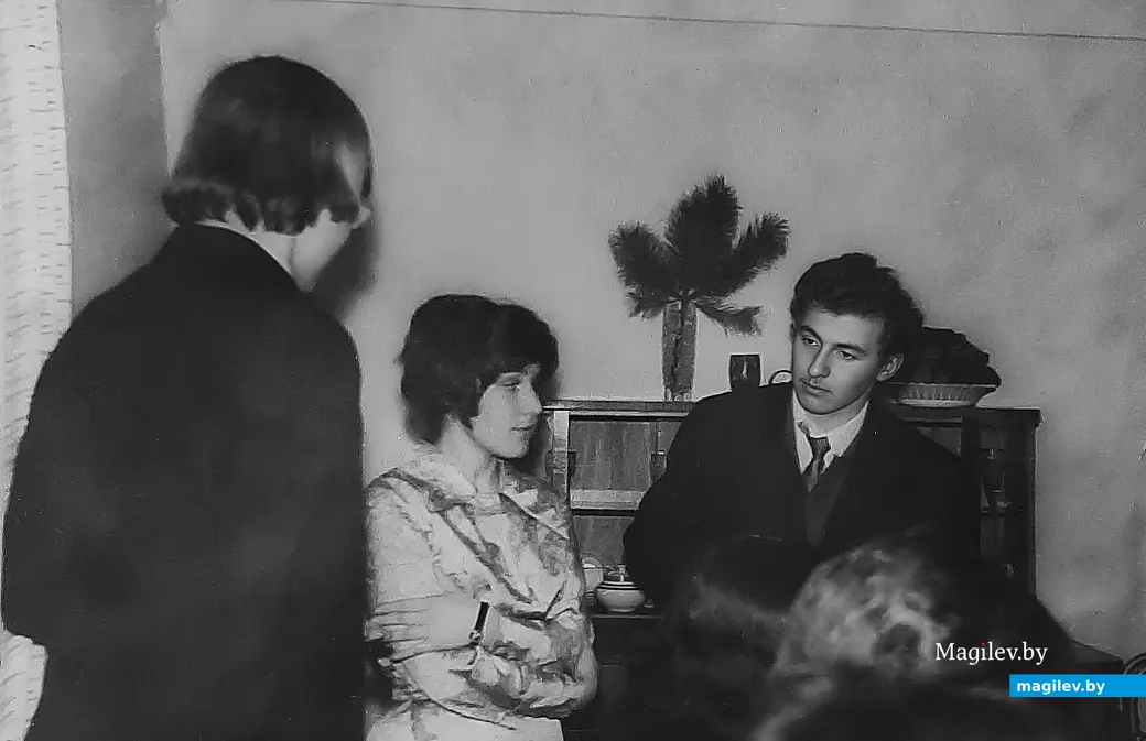 8 марта 1973 года, Могилев. Разговор по душам (слева Витя Гришечко), а почему бы и нет?