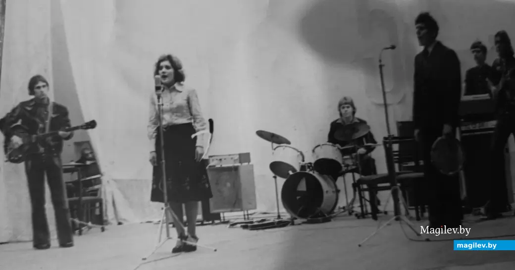 1970-е годы, Могилев, машиностроительный институт. Поет Татьяна Ложечникова.