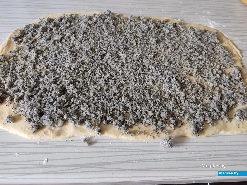 Распределите начинку по всему листу теста