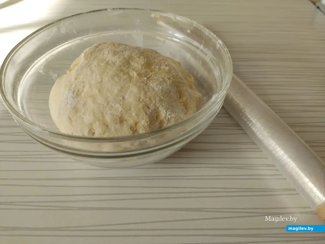 Готовое тесто скатать в шар, накрыть пленкой и отправить в холодильник