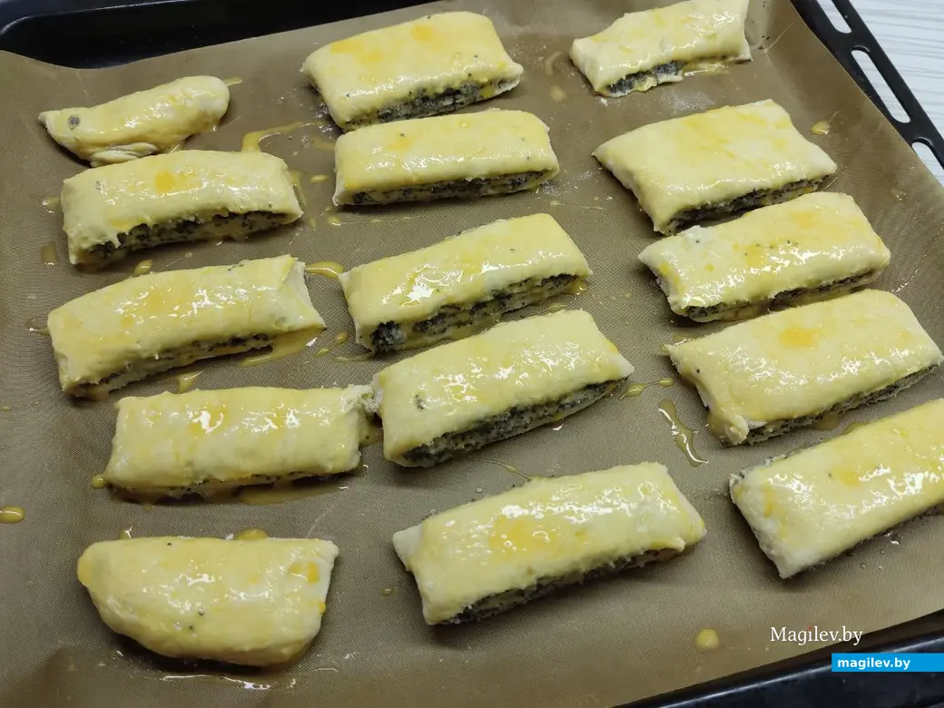 Смазать яичным желтком, взбитым с водой или молоком